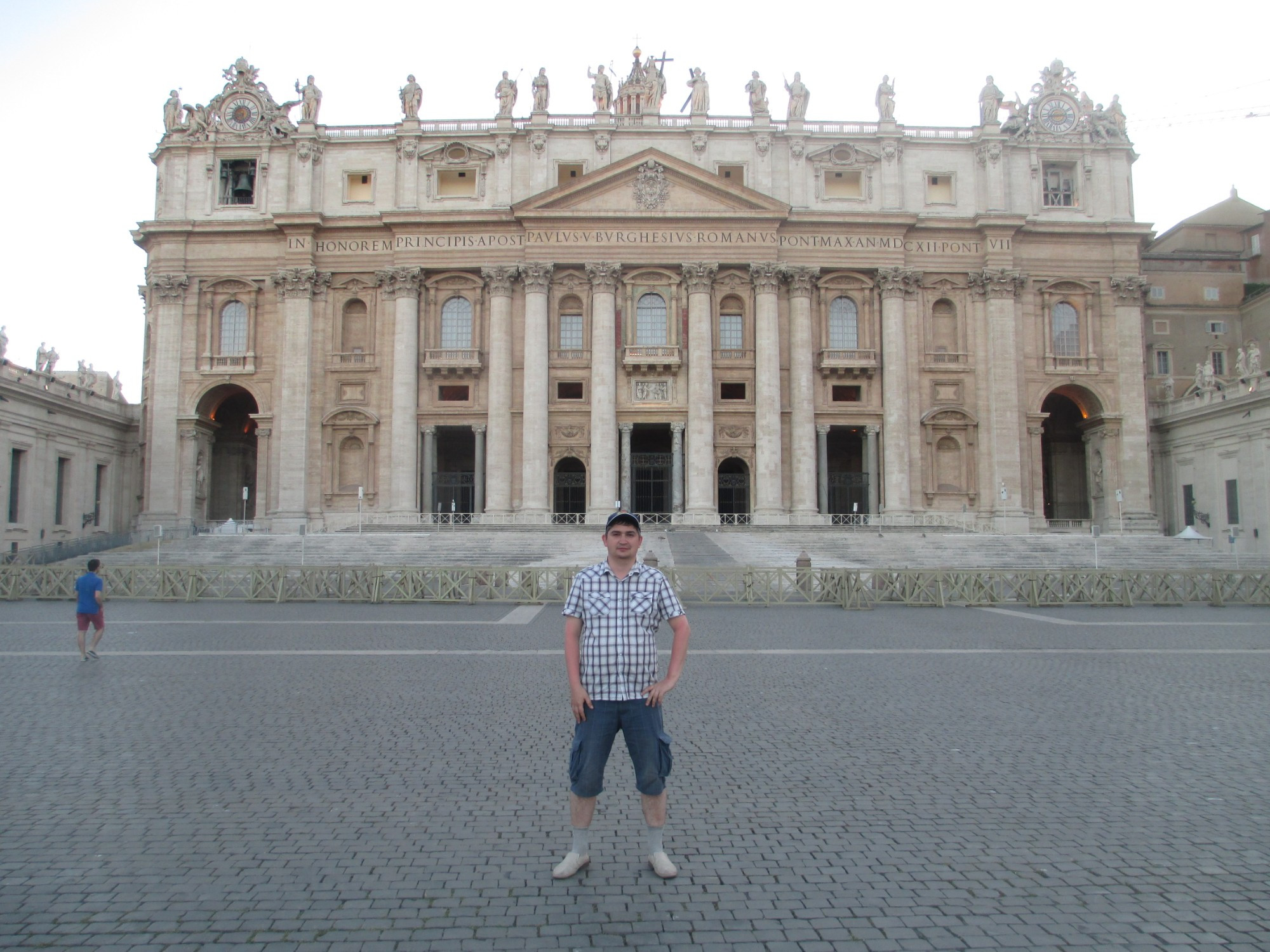 Ватикан. Я на фоне Собора Святого Петра. (10.07.2014)