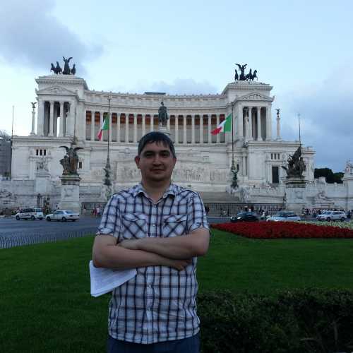 Рим. Я на фоне монумента Витторио Эммануэле II. (09.07.2014)