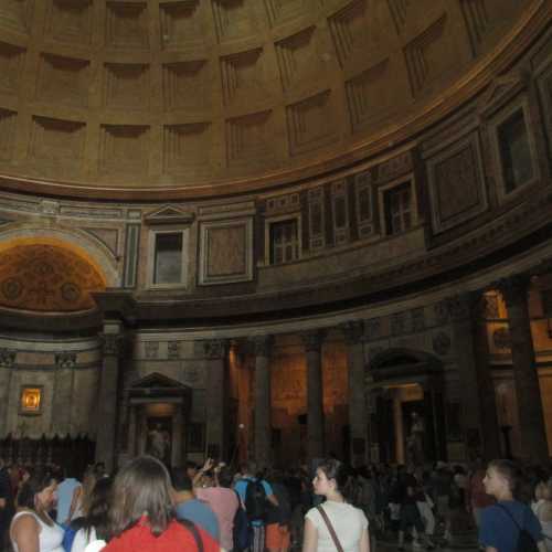 Рим. Внутри Пантеона. (10.07.2014)