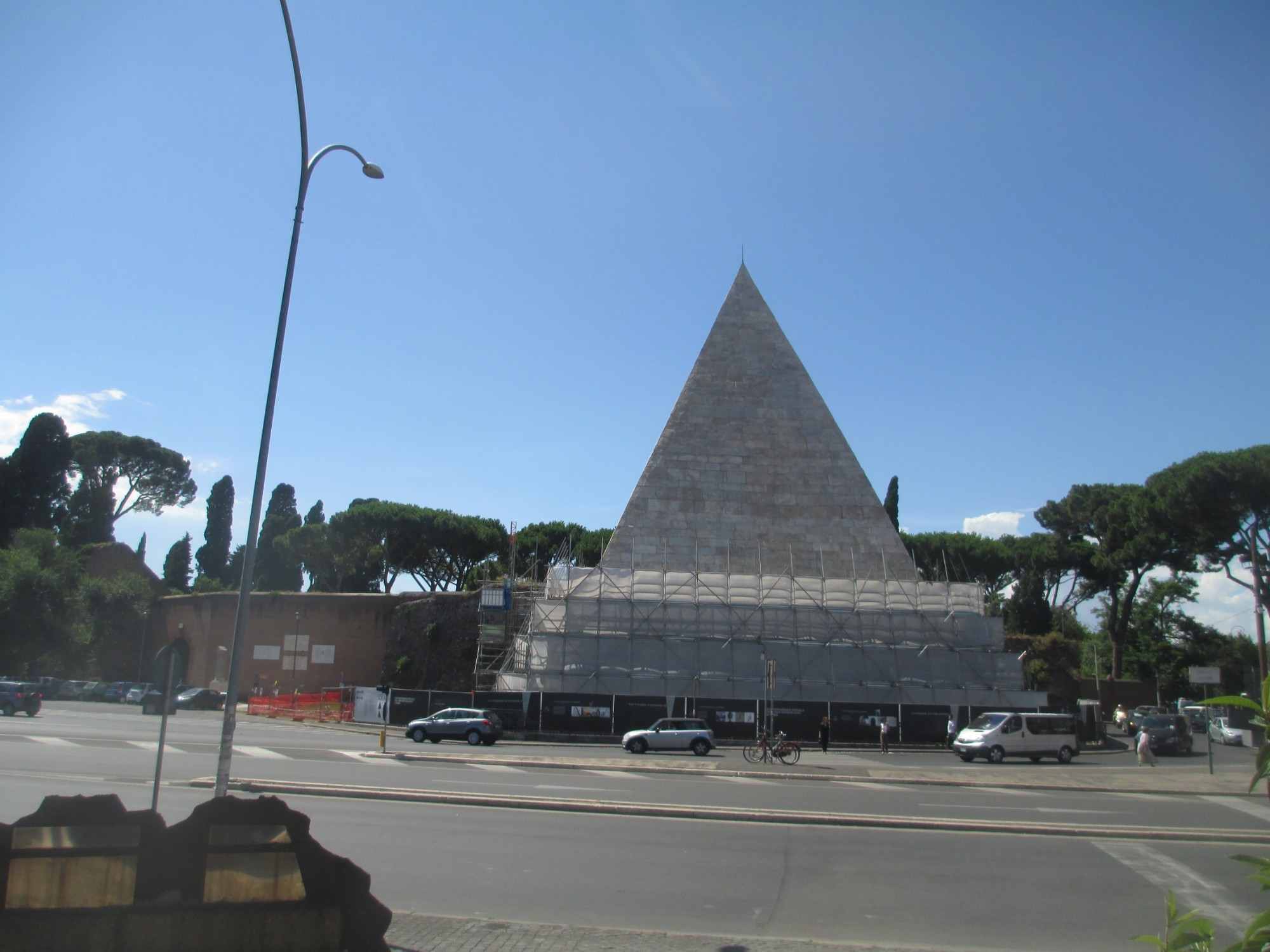 Рим. Пирамида Цестия. (11.07.2014)