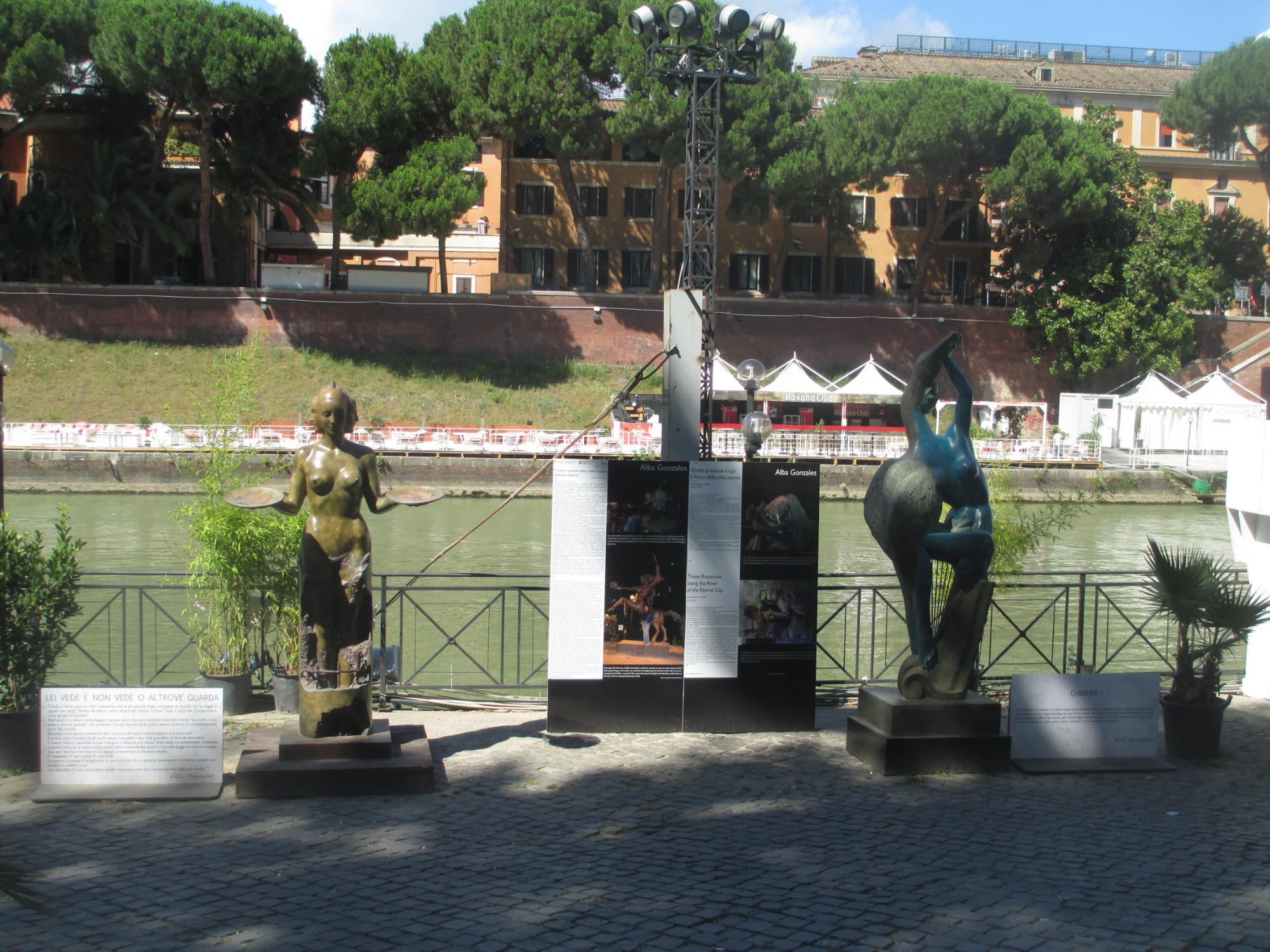 Рим. Современное искусство на набережной Тибра. (11.07.2014)