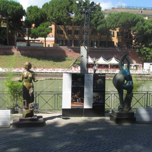 Рим. Современное искусство на набережной Тибра. (11.07.2014)