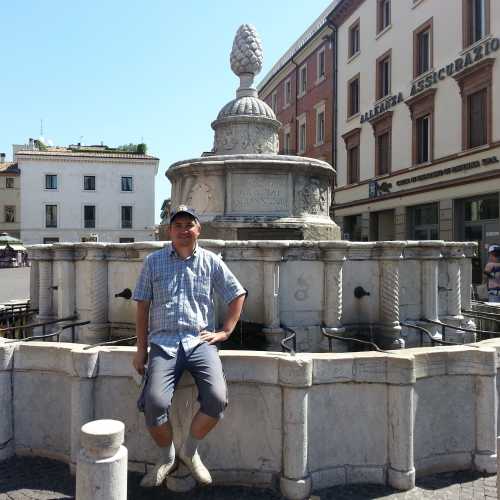 Римини. Я у фонтана «Шишка» на площади Кавур. (17.07.2014)