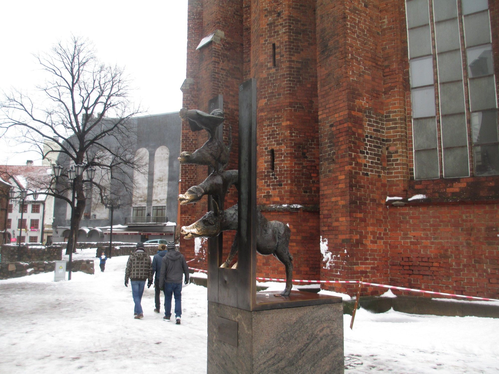 Рига. Памятник Бременским музыкантам (31.12.2014)
