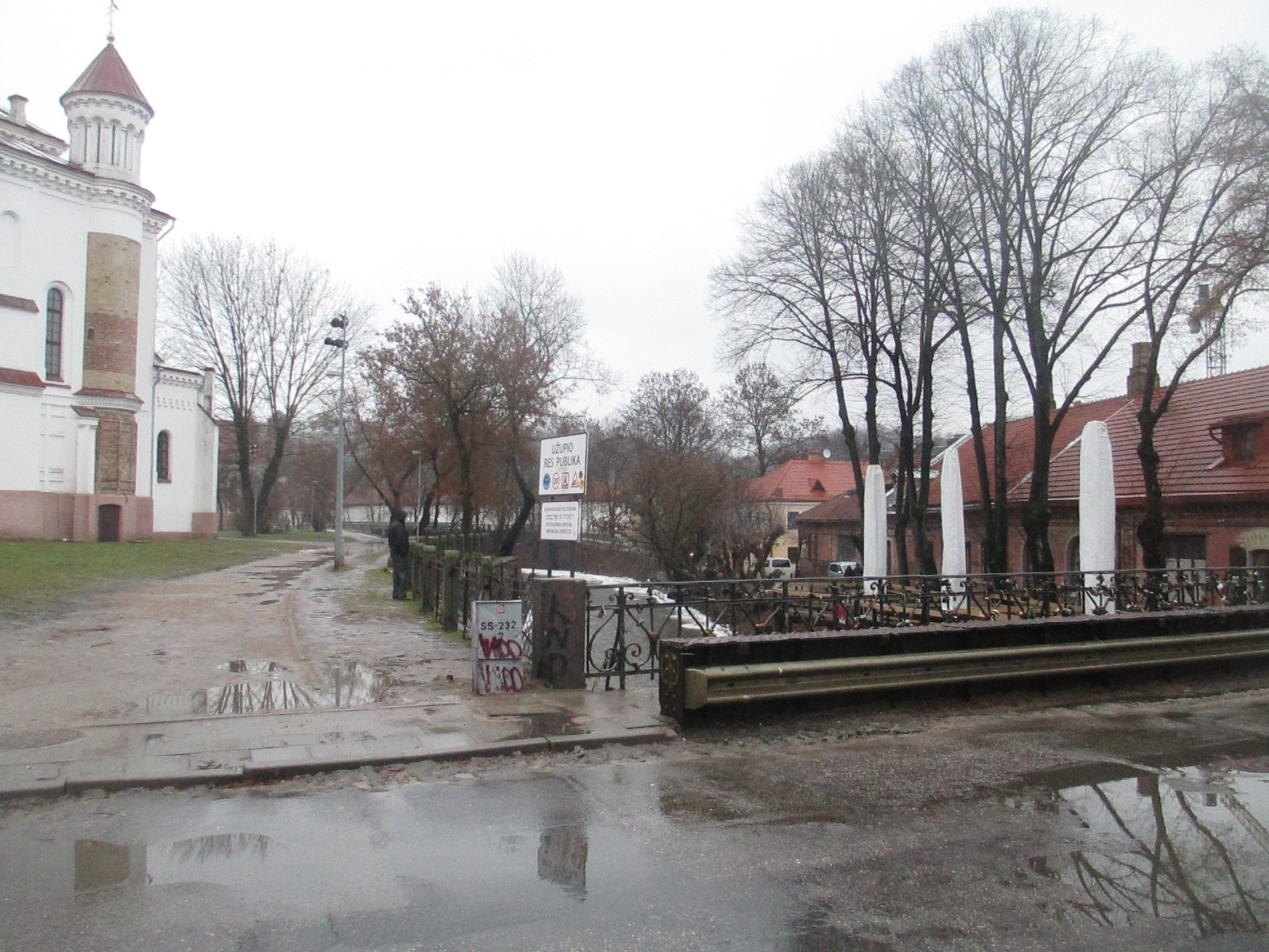 Вильнюс. Один из мостов в республику Ужупис (02.01.2015)