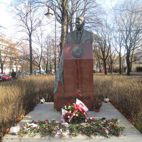 Варшава. Памятник Рональду Рейгану (05.01.2015)