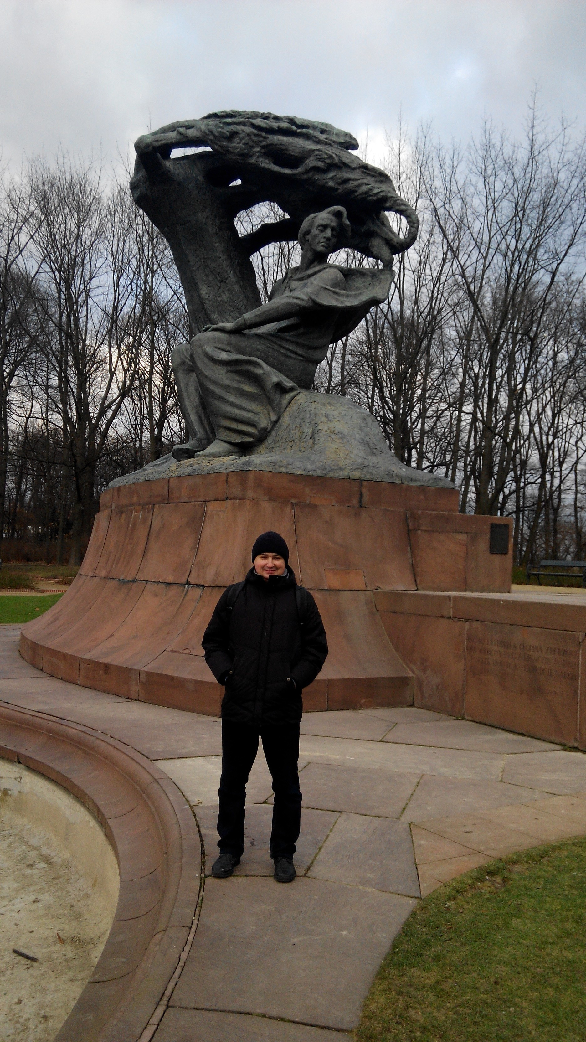 Варшава. Я у памятника Шопену (05.01.2015)