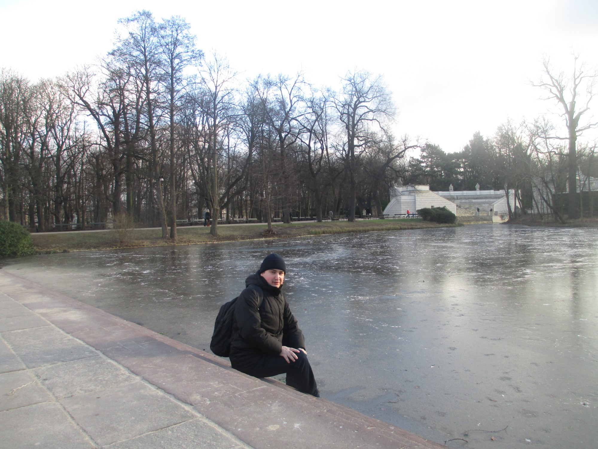 Варшава. Лазенковский парк. Я у Дворца на острове (05.01.2015)