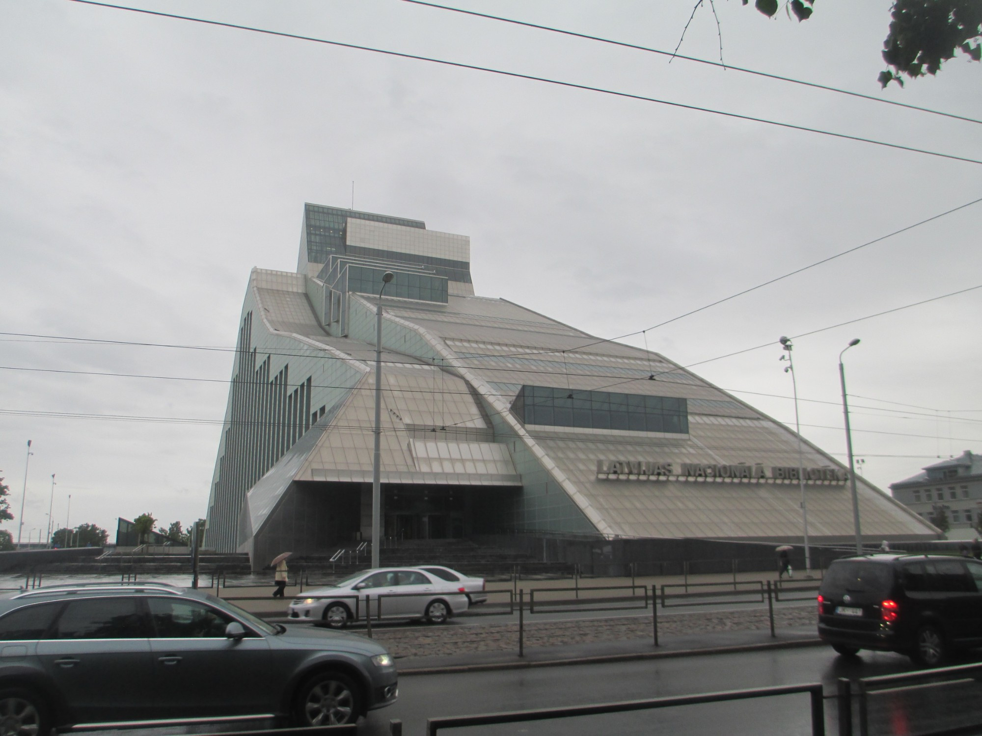 Рига. Здание Латвийской Национальной Библиотеки. (10.06.2016)