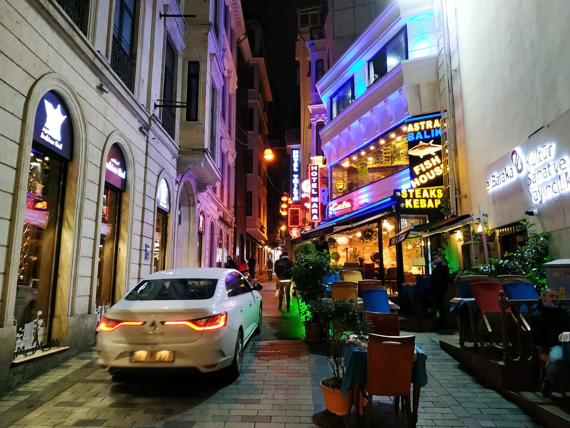 Стамбул. Один из переулков у улицы Истикляль. (05.11.2020)