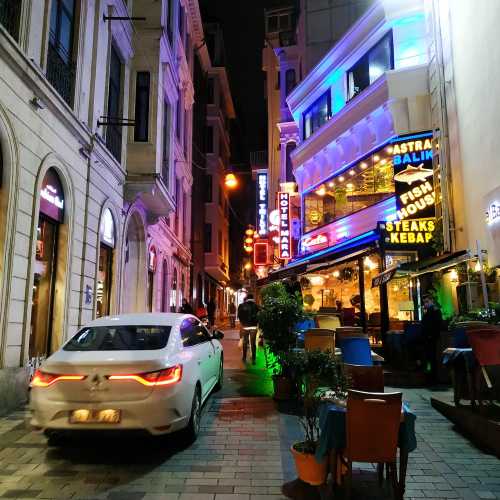Стамбул. Один из переулков у улицы Истикляль. (05.11.2020)