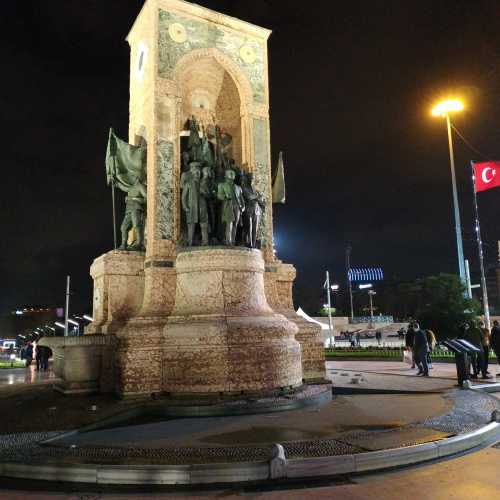 Стамбул. Монумент Республики на площади Таксим. (05.11.2020)