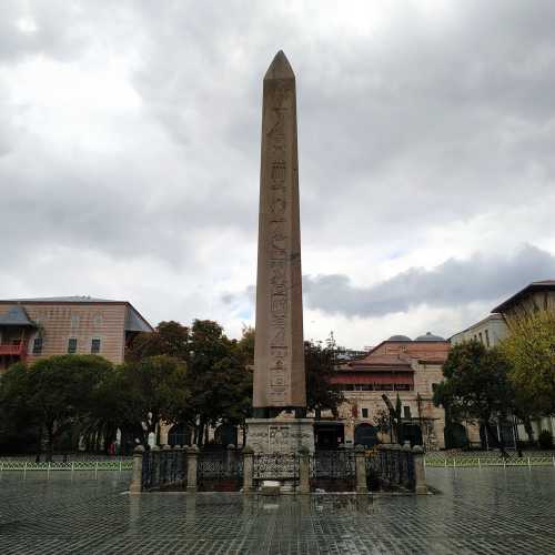 Стамбул. Площадь Султанахмет. Обелиск Феодосия (Египетская колонна). (05.11.2020)
