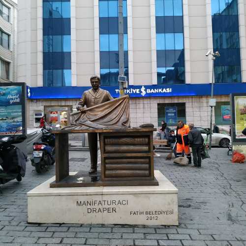 Стамбул. Монумент ткачам в районе Фатих. (07.11.2020)