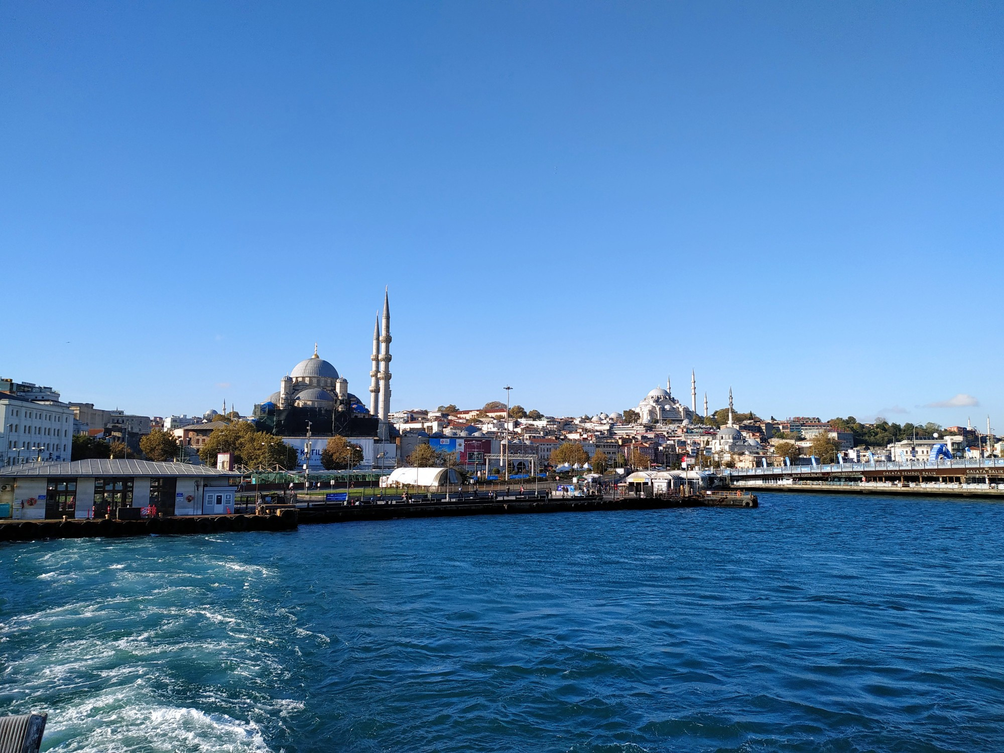 Стамбул. Вид на набережную Эминеню с парома. (08.11.2020)