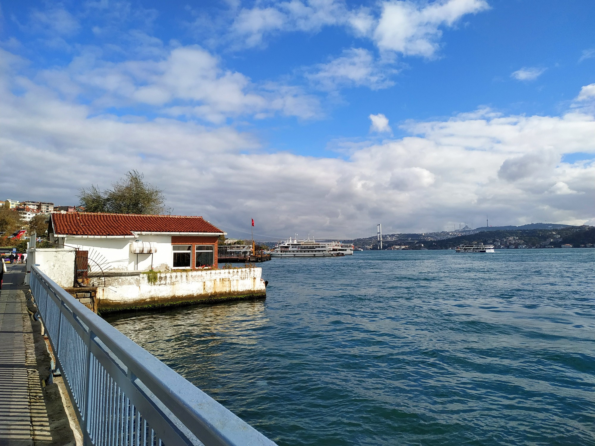 Стамбул. Вид на Босфор в районе Бешикташ. (08.11.2020)