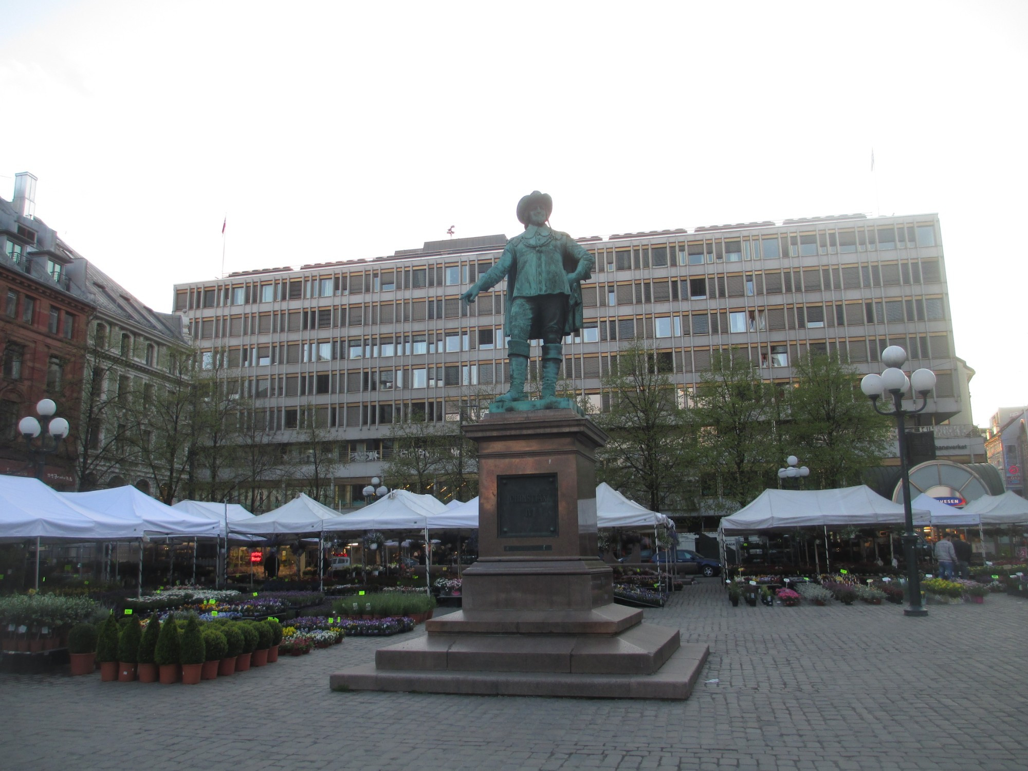 Осло. Памятник королю Кристиану IV и цветочный рынок. (01.05.2015)
