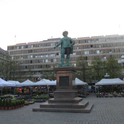 Осло. Памятник королю Кристиану IV и цветочный рынок. (01.05.2015)