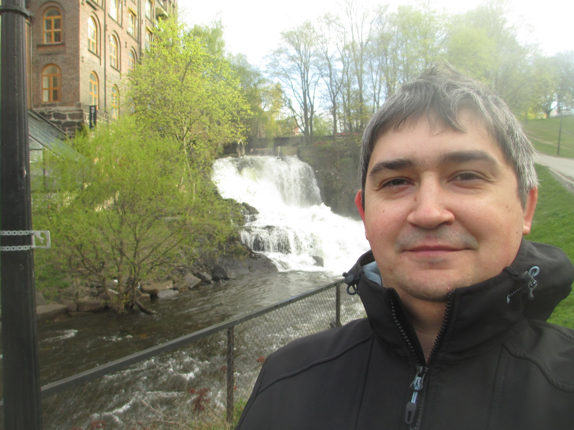 Осло. Я на фоне водопада на реке Акерсельва. (02.05.2015)