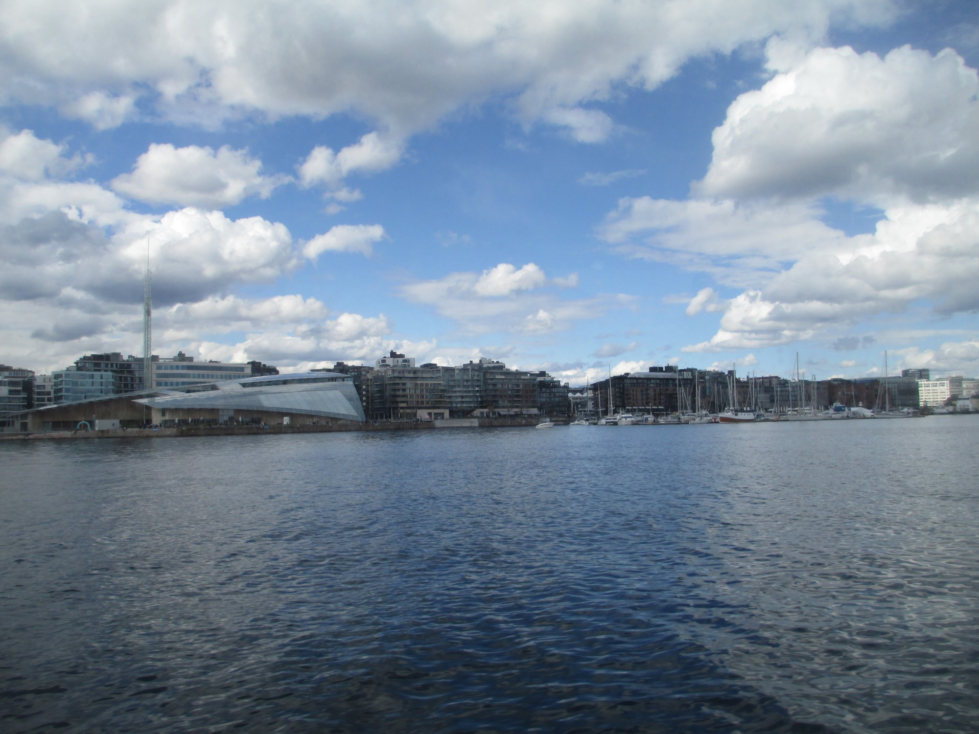 Осло. Вид на Акер-Брюгге с парома. (02.05.2015)
