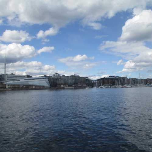 Осло. Вид на Акер-Брюгге с парома. (02.05.2015)