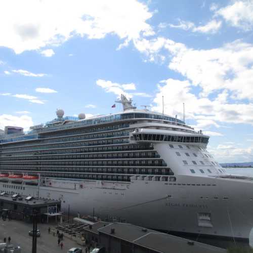 Осло. Вид на круизный корабль в порту с крепости Акерсхус. (03.05.2015)