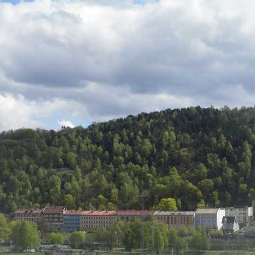 Осло. Вид на холм Экеберг со здания Оперы. (03.05.2015)