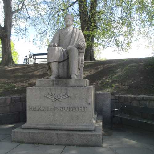 Осло. Памятник Франклину Рузвельту в крепости Акерсхус. (03.05.2015)