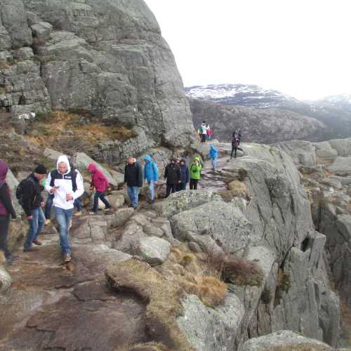 Спуск с Прейкестулена. (05.05.2015)