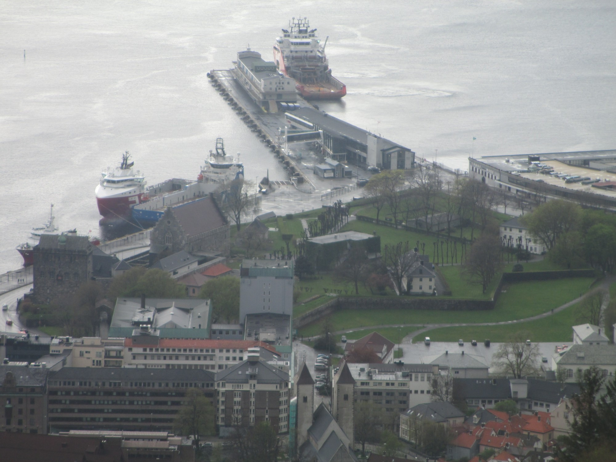 Берген. Вид на Бергенхус со смотровой площадки на холме Флёйен. (06.05.2015)