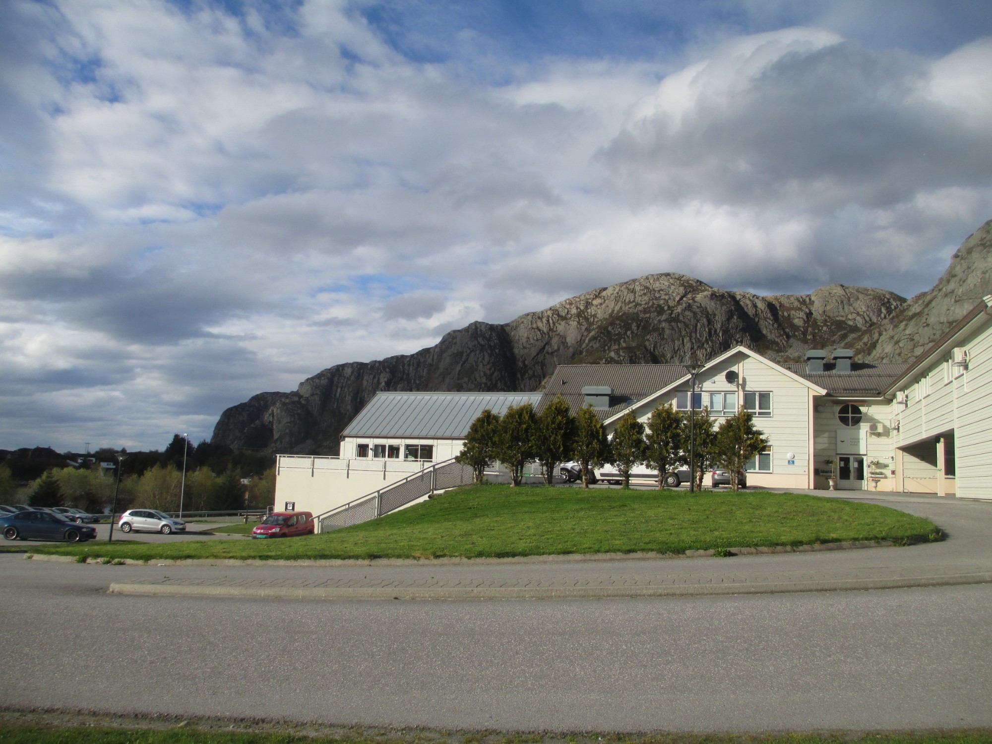 Около отеля на острове Вальдерёйя. (07.05.2015)