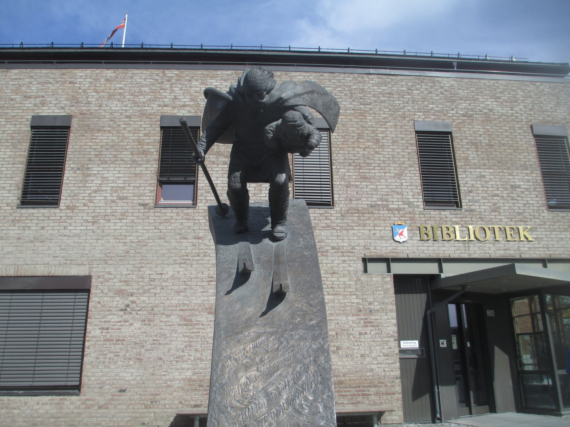 Лиллехаммер. Памятник лыжнику-биркебайнеру. (09.05.2015)