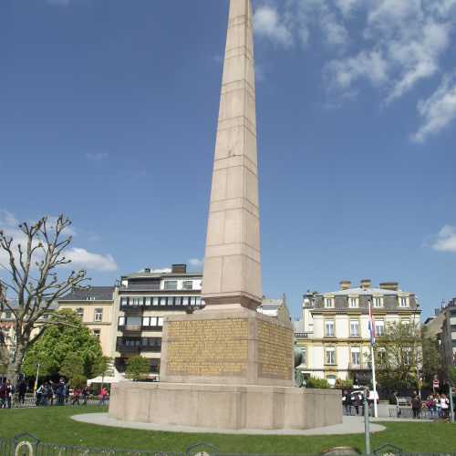 Люксембург. Монумент Памяти («Золотая фрау»). (29.04.2017)