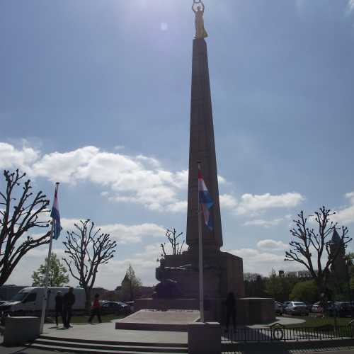 Люксембург. Монумент Памяти («Золотая фрау»). (29.04.2017)