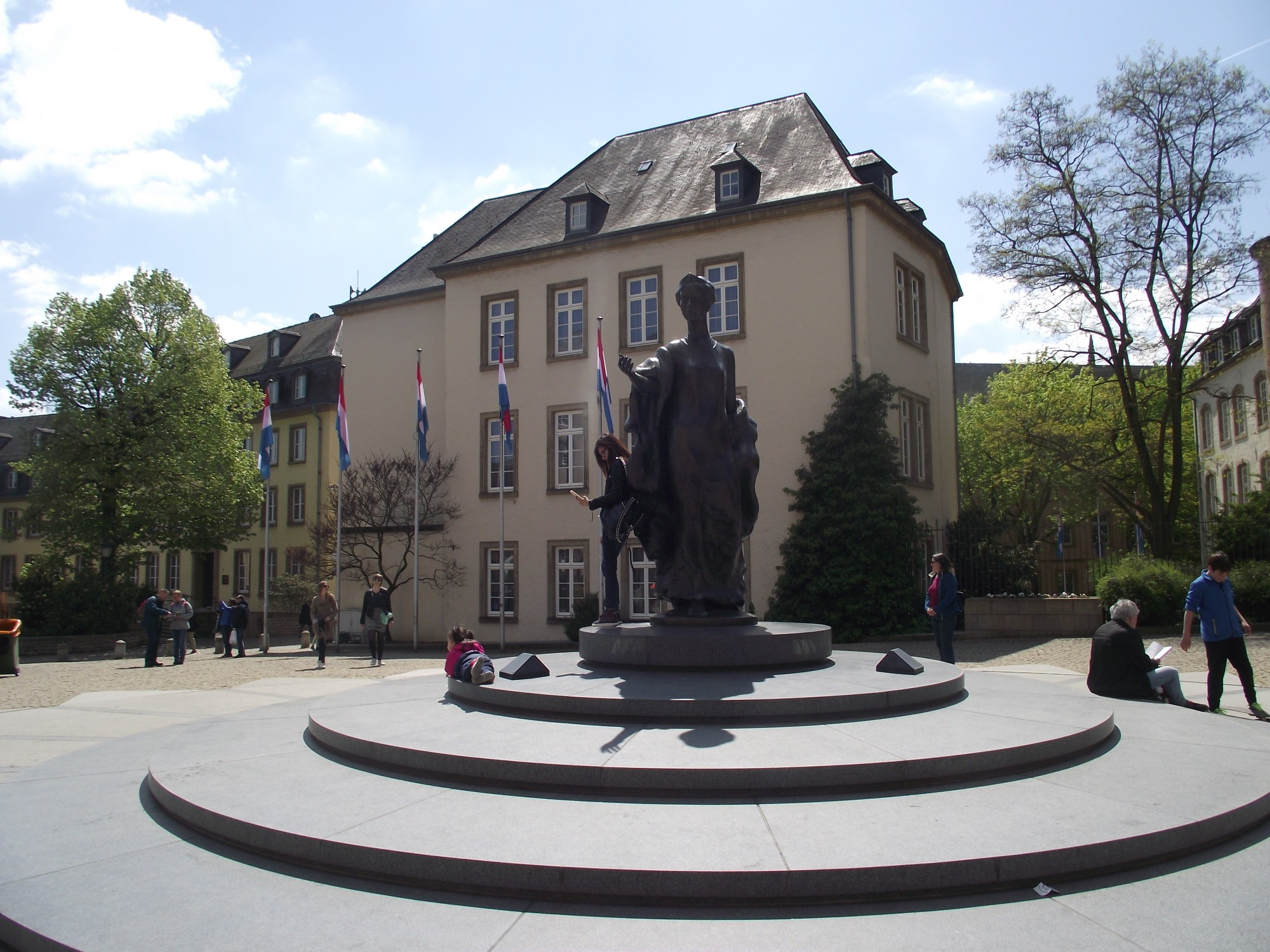 Люксембург. Площадь Клерфонтэн. Памятник Великой Герцогине Шарлотте. (29.04.2017)
