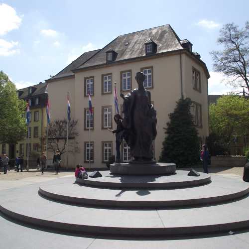 Люксембург. Площадь Клерфонтэн. Памятник Великой Герцогине Шарлотте. (29.04.2017)