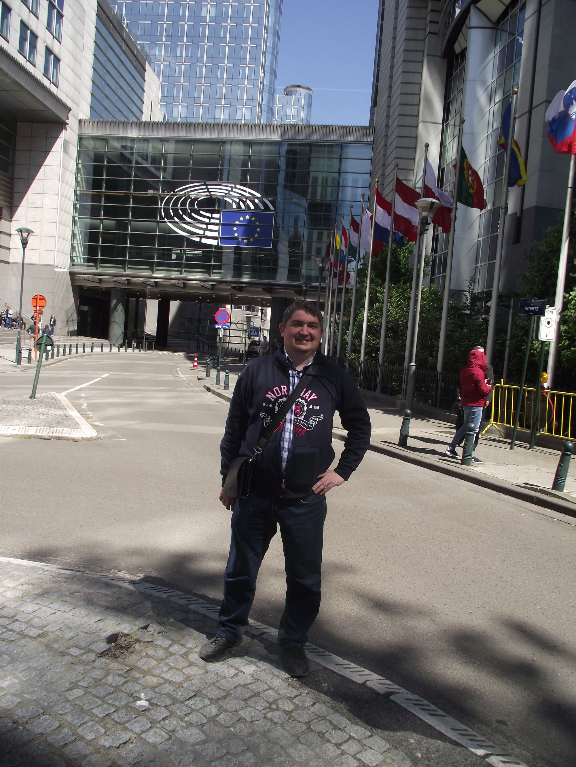 Брюссель. Я у Европарламента. (30.04.2017)