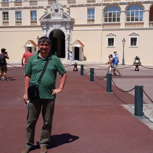 Монако. Я на фоне Княжеского Дворца. (24.06.2016)