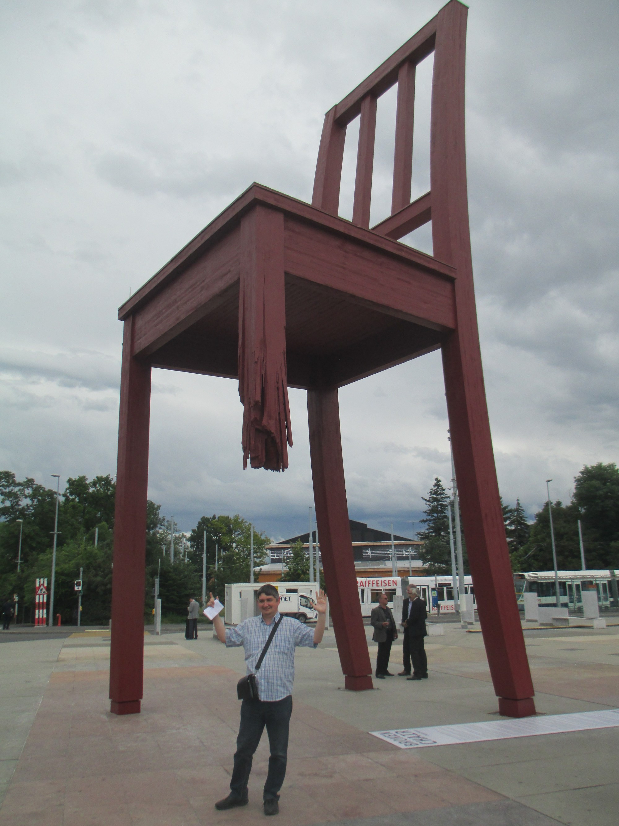 Женева. Я у скульптуры «Сломанный стул». (16.06.2016)