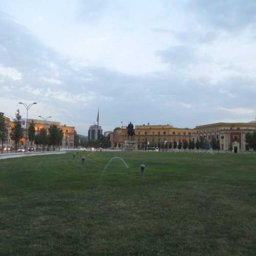 Тирана. Площадь Скандербега. (05.09.2015)