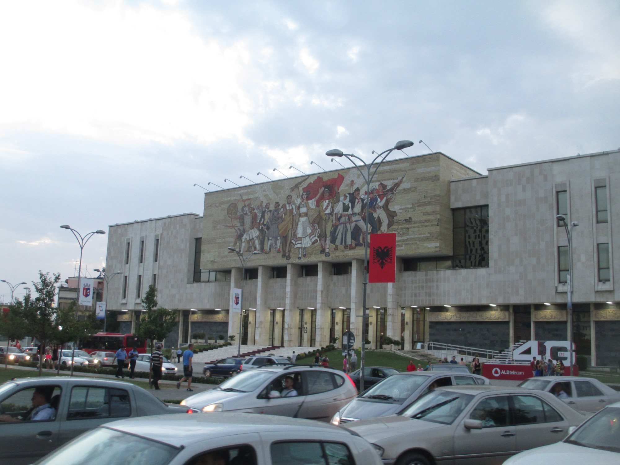 Тирана. Здание национального исторического музея. (05.09.2015)