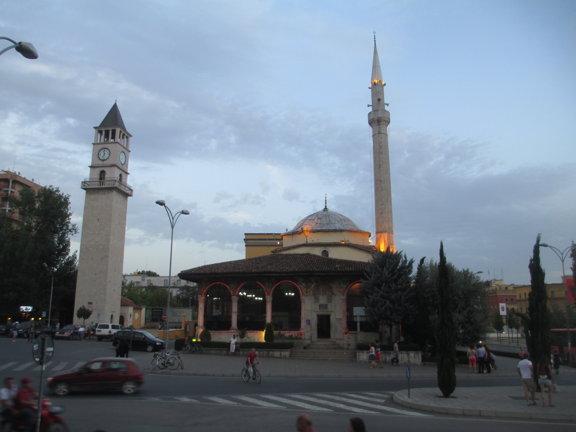 Тирана. Мечеть Эфем-бея и часовая башня. (05.09.2015)
