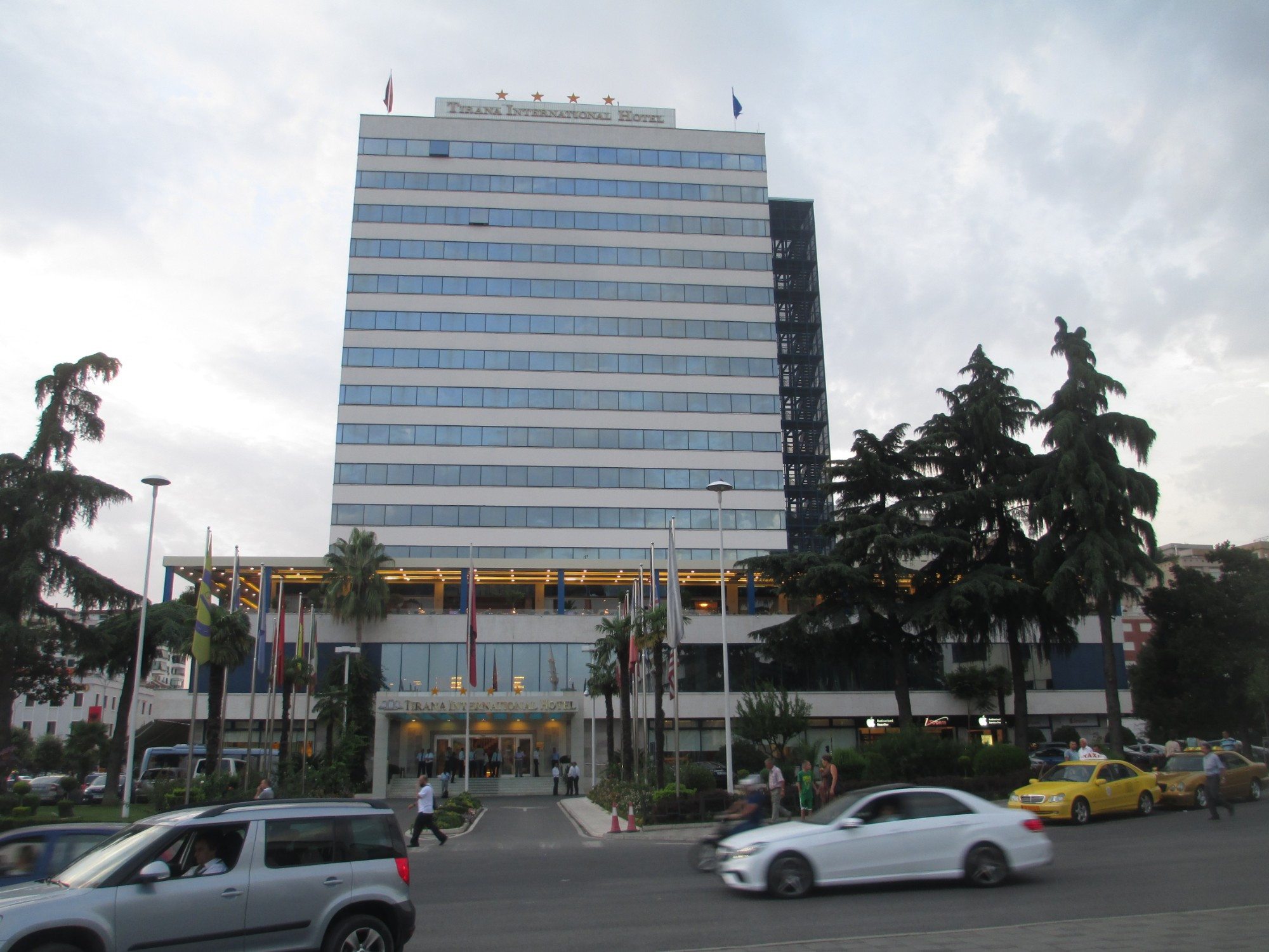 Тирана. Здание международной гостинницы. (05.09.2015)