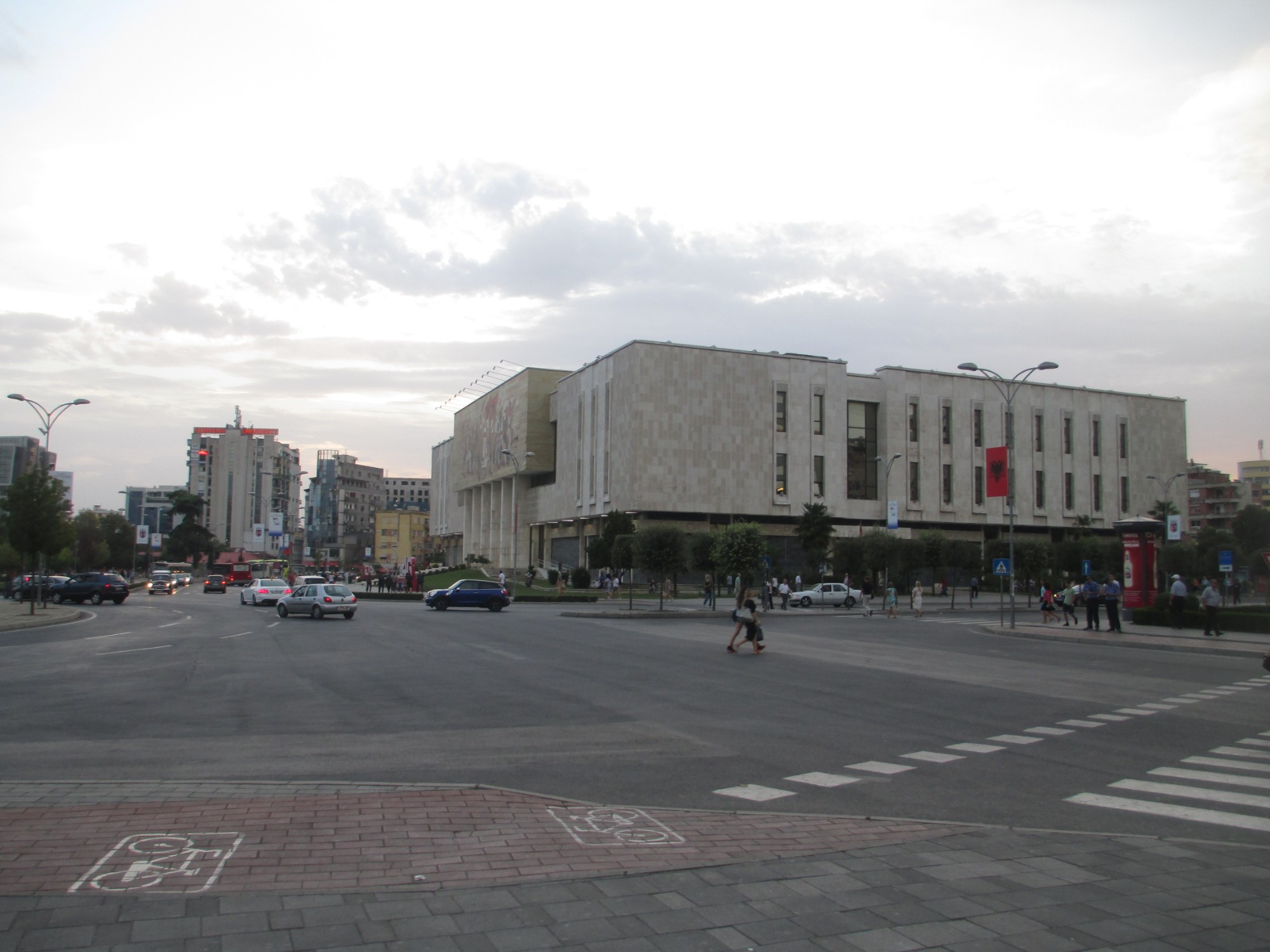 Тирана. Здание национального исторического музея. (05.09.2015)