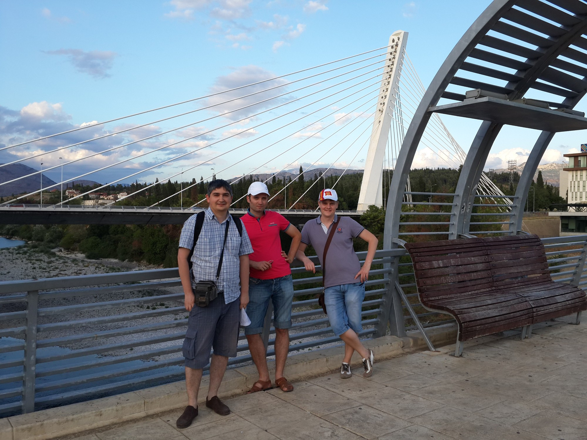 Подгорица. Мы на Московском мосту с видом на мост Тысячелетия. (06.09.2015)