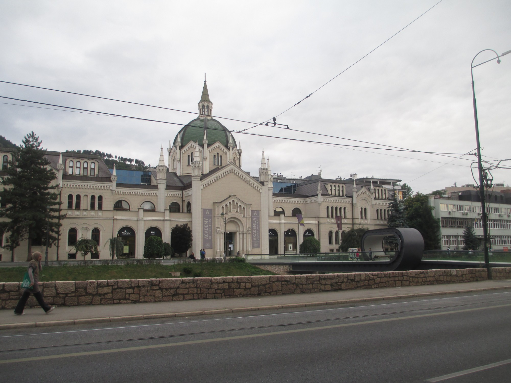 Сараево. Вид на здание Академии изящных искусств и мост Фестина Ленте. (07.09.2015)