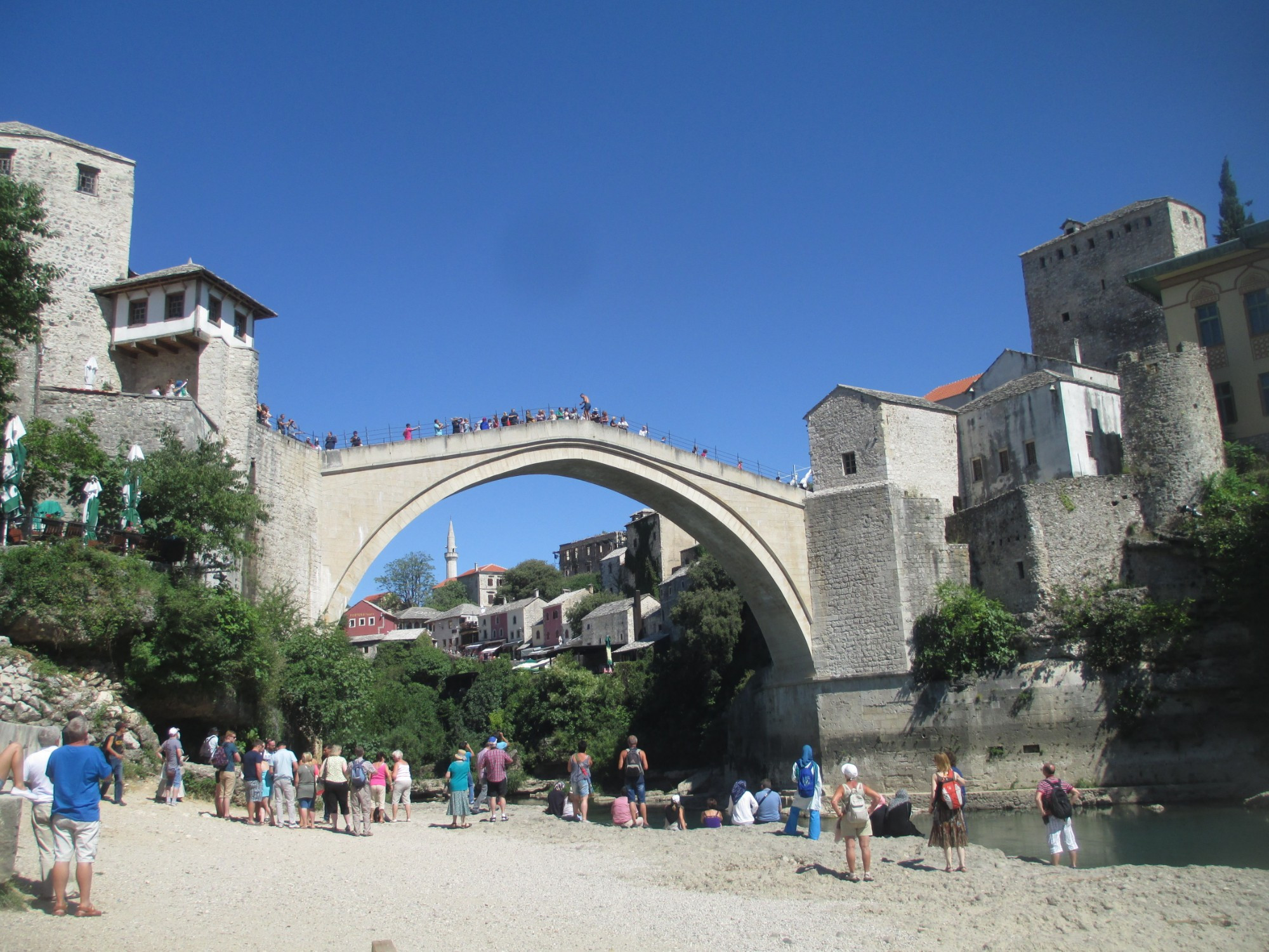 Мостар. Старый мост. Туристы ждут прыжка ныряльщика. (08.09.2015)