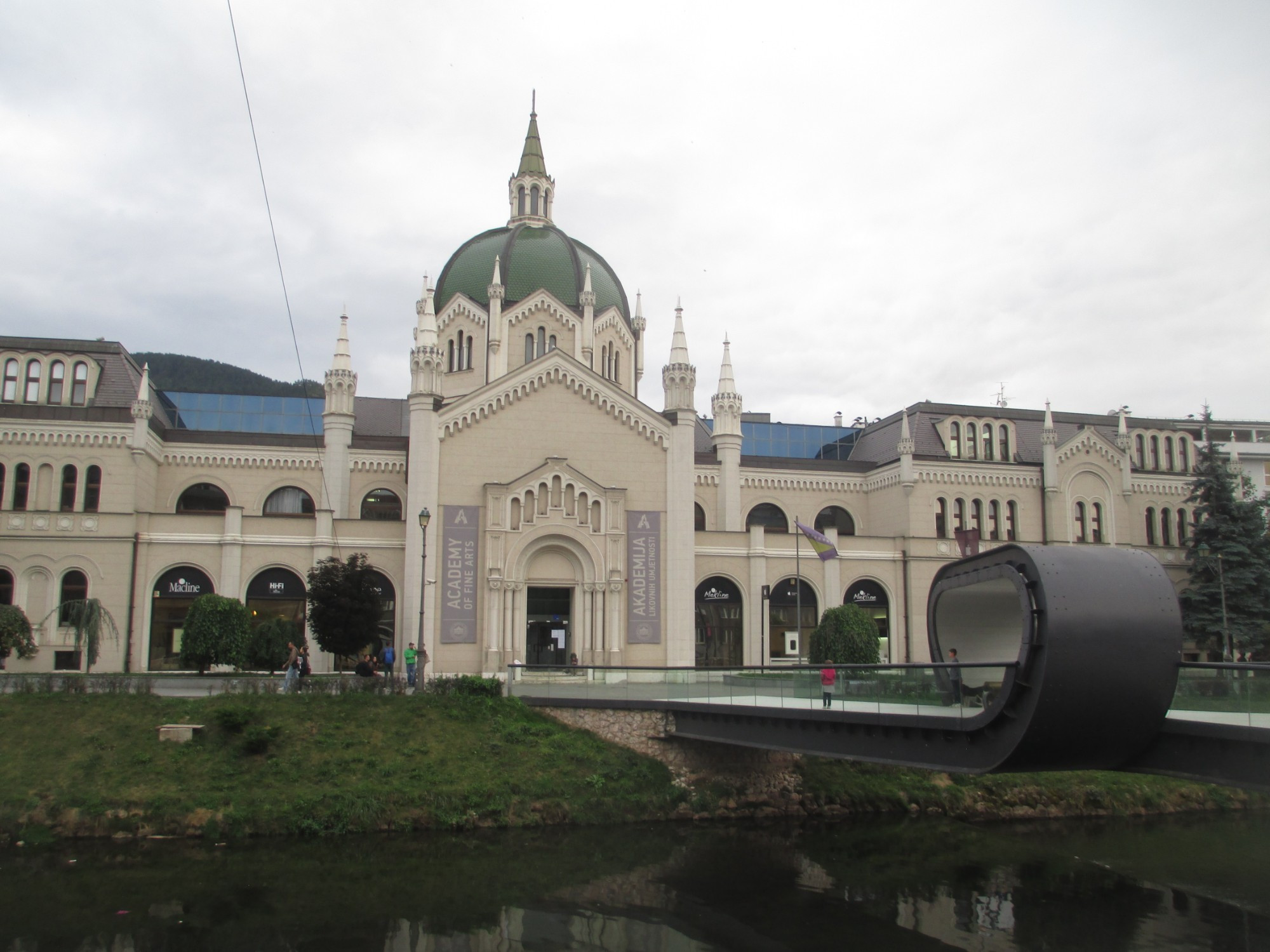 Сараево. Здание Академии изящных искусств и мост Фестина Ленте. (07.09.2015)