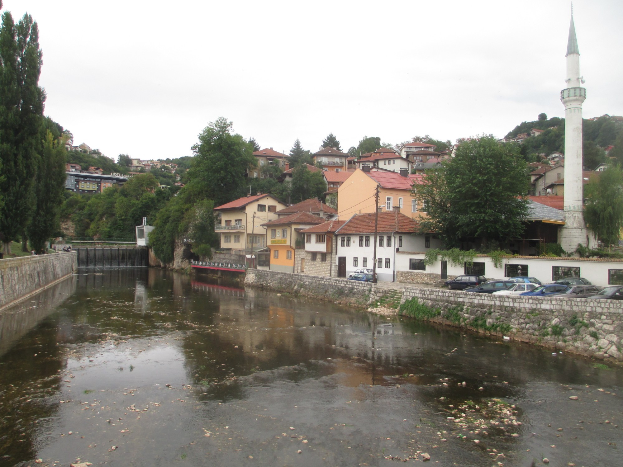 Сараево. Вид на реку Миляцка с моста Шехер Чехая. (07.09.2015)