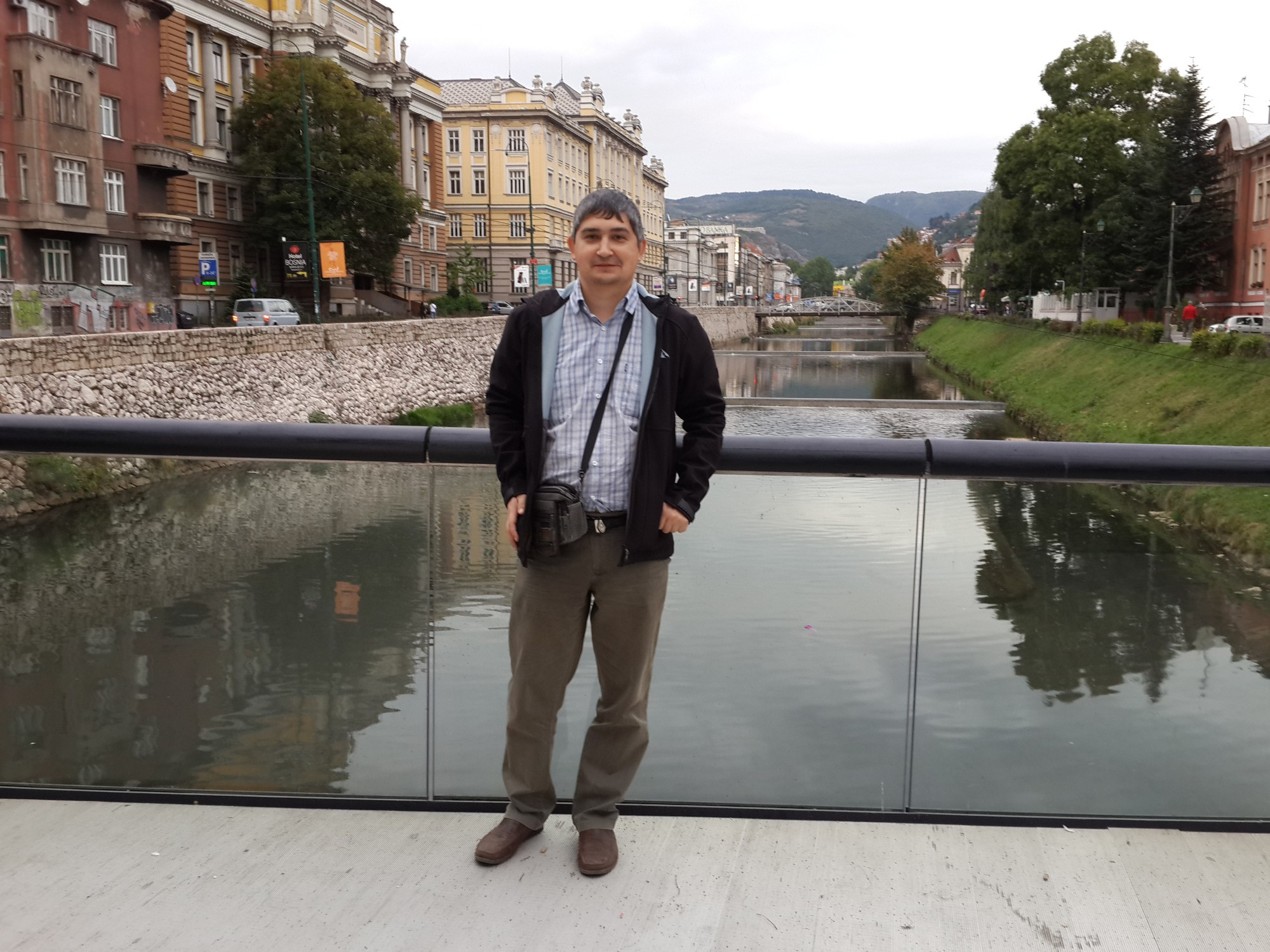 Сараево. Я и вид на реку Миляцка с моста Фестина Ленте. (07.09.2015)